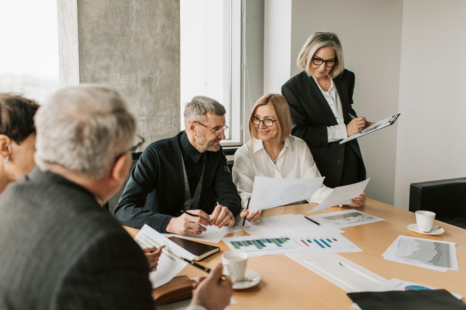 Meritocracia vs. Queridismo: Desvendando a Eficiência e a Justiça no Ambiente de Trabalho